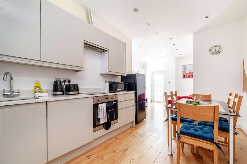Spacious Retreat 2-Bed In Popular Camden Town Londres Exterior foto