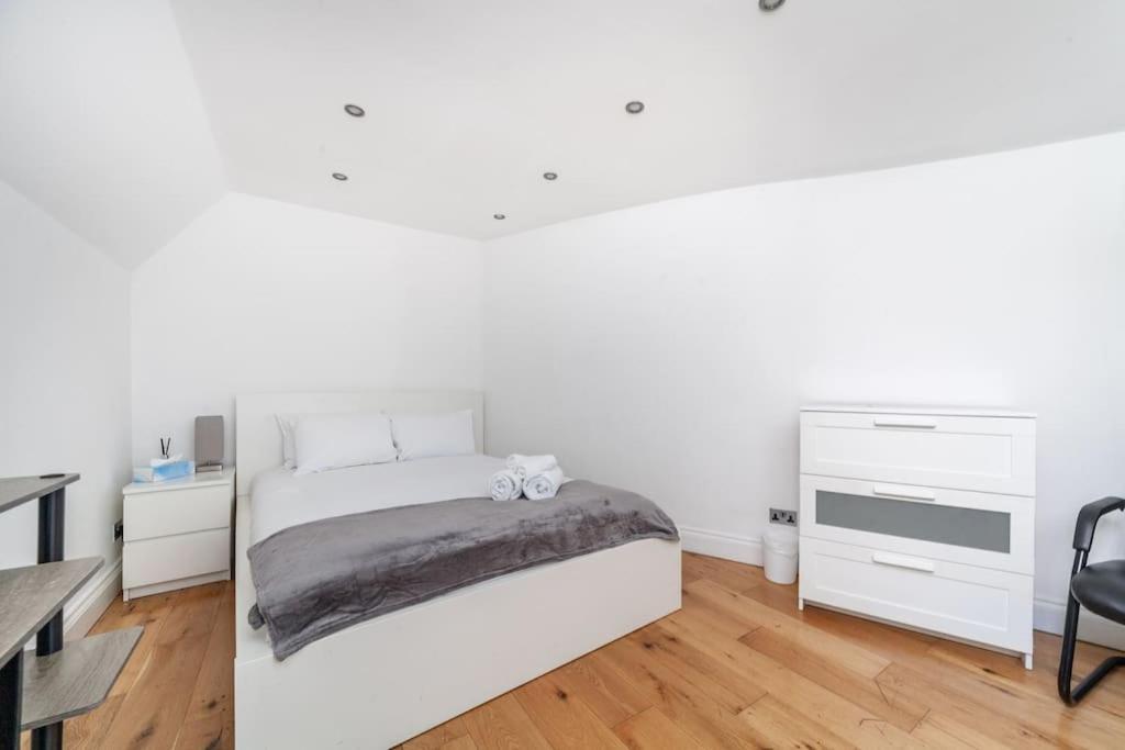 Spacious Retreat 2-Bed In Popular Camden Town Londres Exterior foto