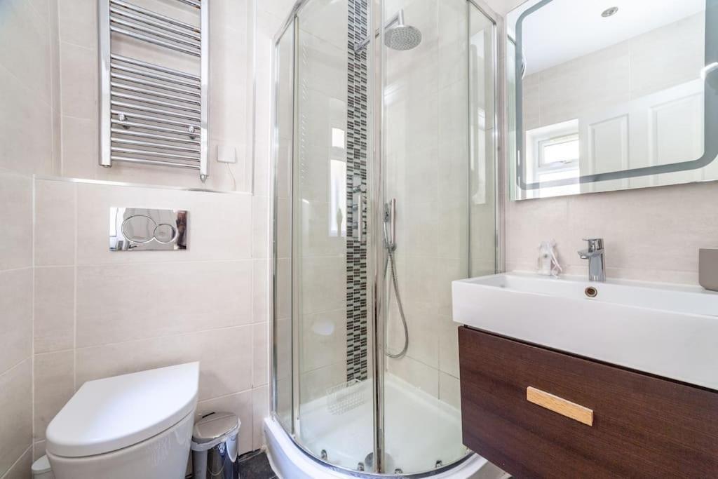 Spacious Retreat 2-Bed In Popular Camden Town Londres Exterior foto