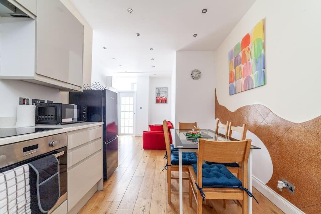 Spacious Retreat 2-Bed In Popular Camden Town Londres Exterior foto